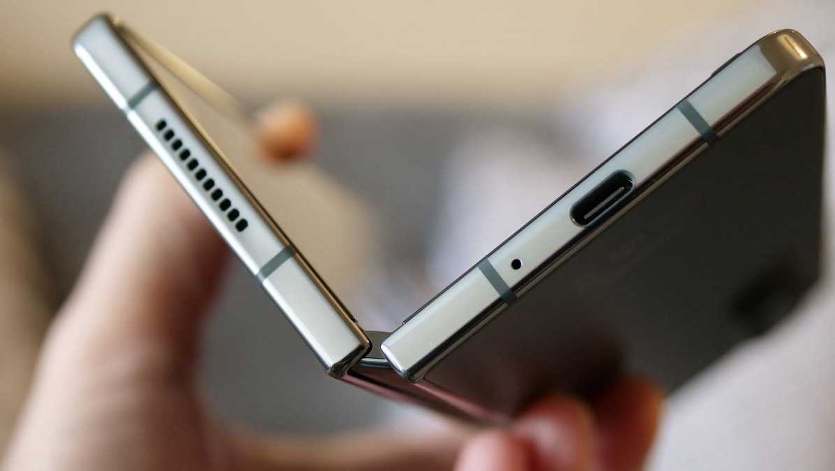 Samsung Galaxy Z Fold5: mockup photos of the device Samsung Galaxy Z Fold5: mockup photos of the device