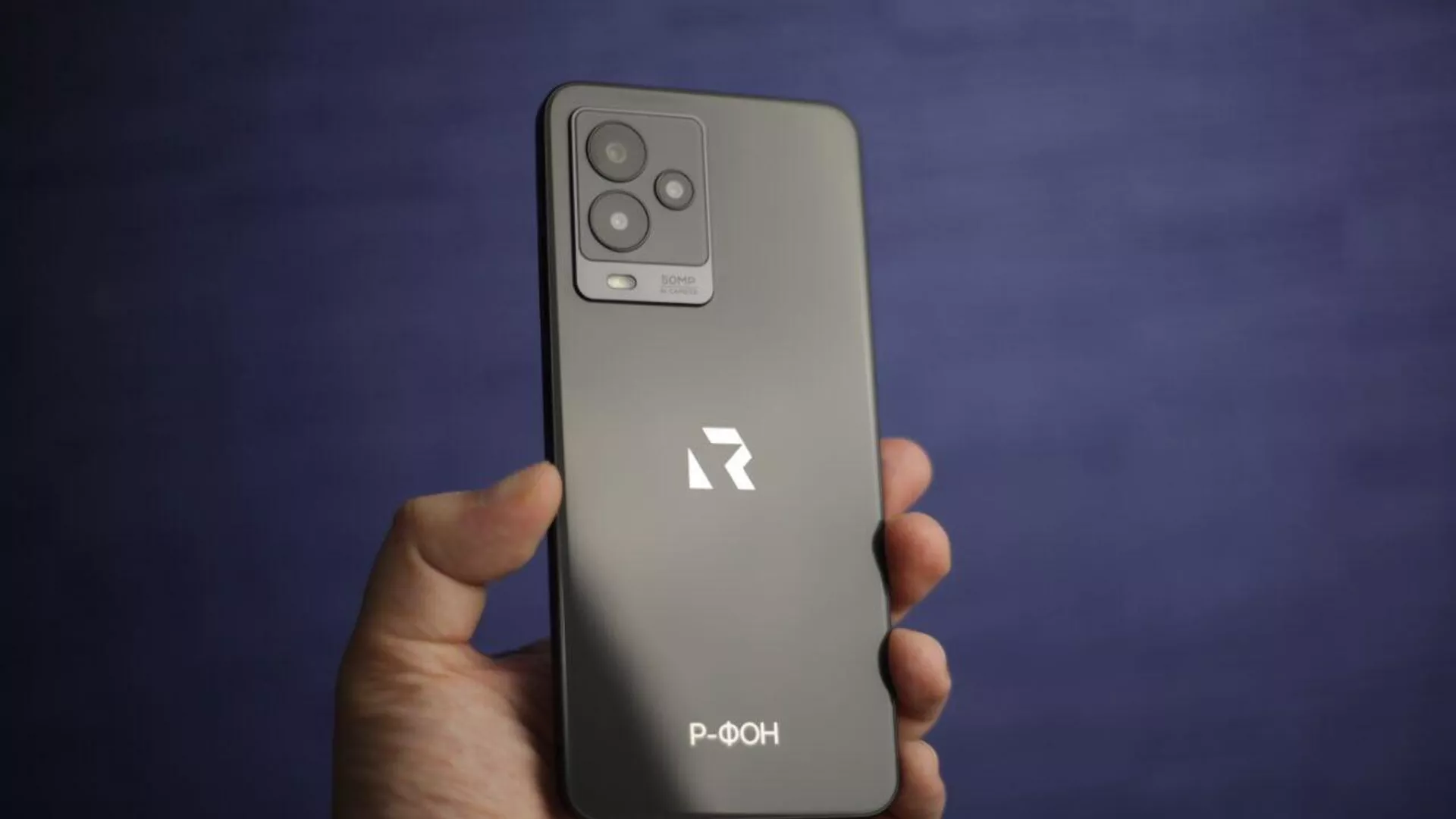 R-FON: smartphone with Russian OS is shown