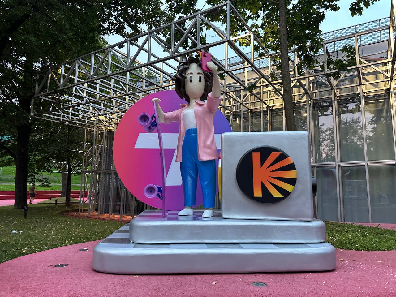Lyusya, a character from Yandex’s Plus City game, has become a new art object in Moscow