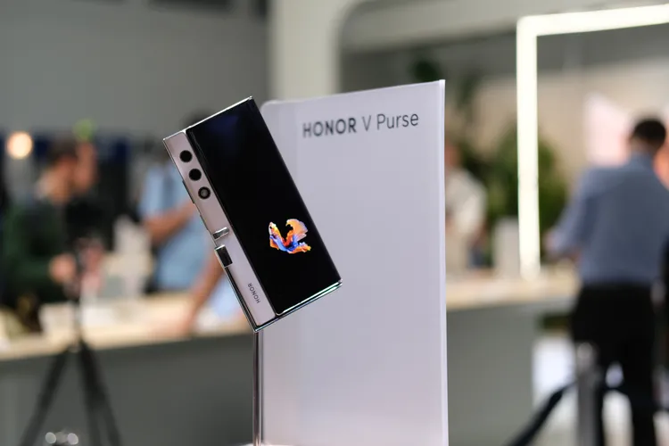 IFA 2023. Honor showed V Purse - a conceptual fashionable foldable phone | Image 2 IFA 2023. Honor showed V Purse - a conceptual fashion foldable phone (dscf0456.jpg)