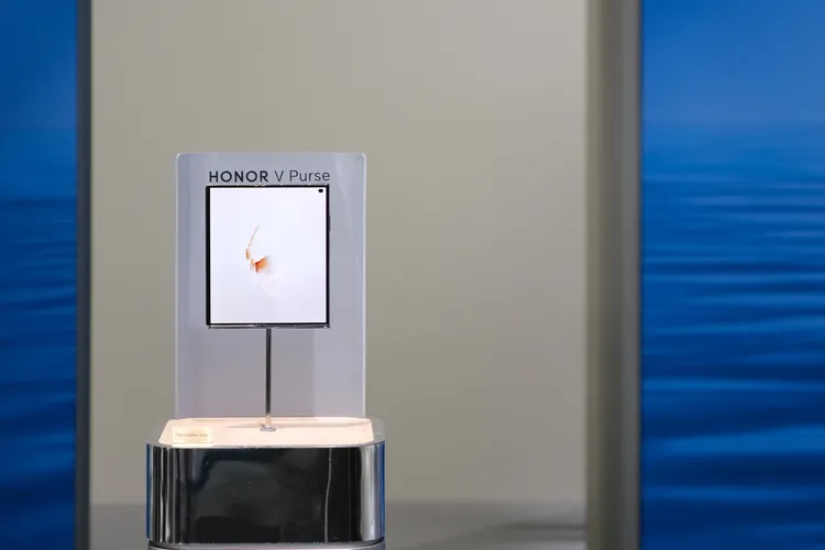 IFA 2023. Honor showed V Purse - a conceptual fashionable foldable phone | Image 4 IFA 2023. Honor showed V Purse - a conceptual fashion foldable phone (dscf0460.jpg)
