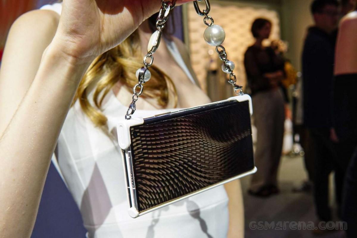 Honor will unveil V Purse on September 19 | Image 7 Honor