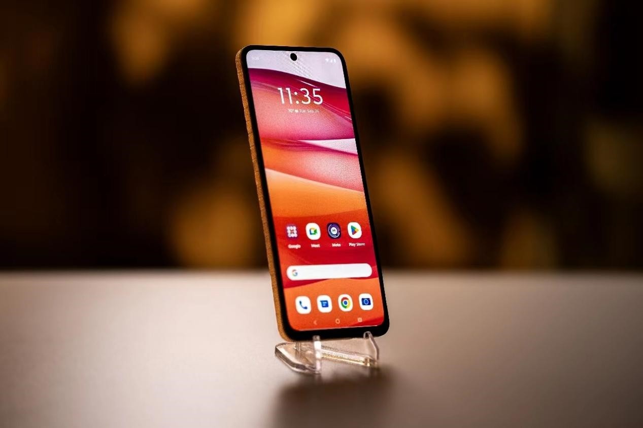 Motorola has unveiled a smartphone that you can wear on your wrist
