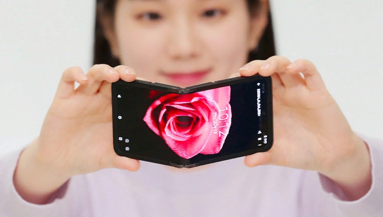 Samsung unveiled the In&Out Flip | Image 1 Samsung has unveiled the In&Out Flip (image 17) foldable dual-sided screen