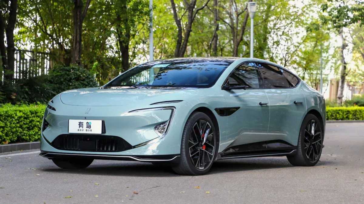 The newest 578-horsepower Avatr 12 sedan has started selling in Russia The newest 578-horsepower Avatr 12 sedan has started selling in Russia