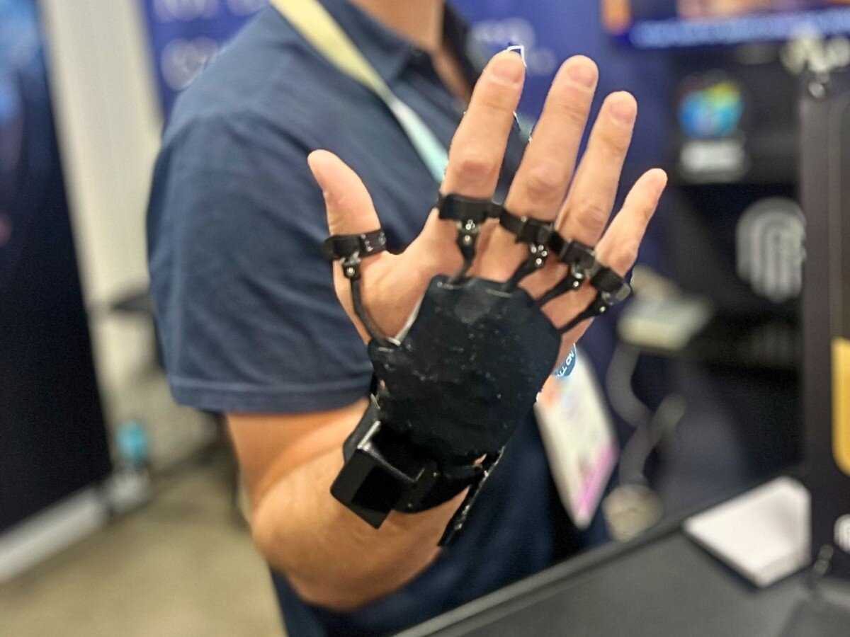 VR glove that works with the nervous system – Phantom unveiled