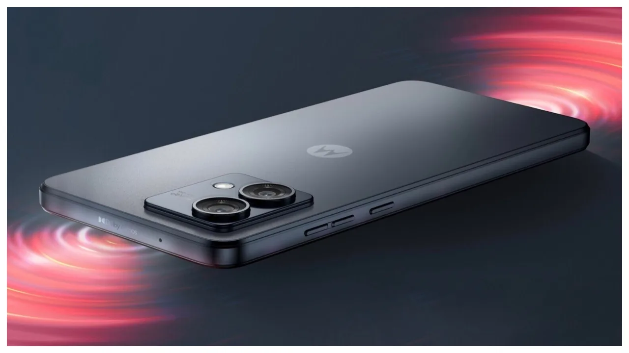 Moto G85 design revealed. Curved display and light leather variant