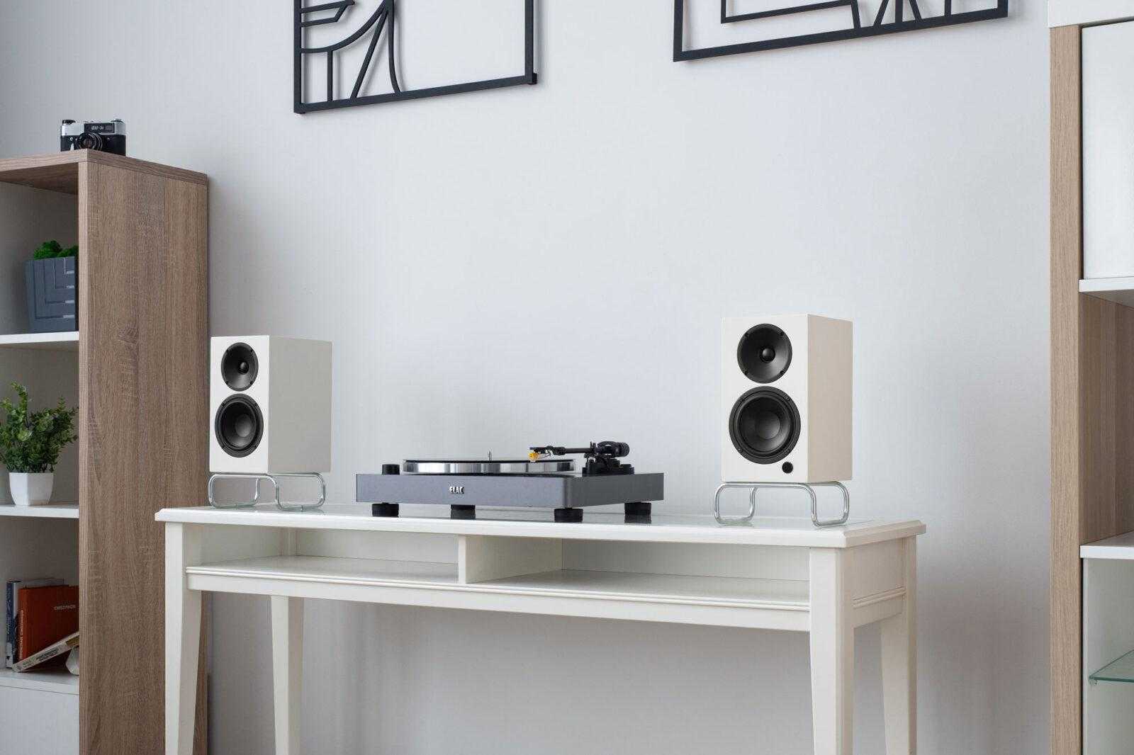 ELAC introduced in Russia an exclusive model of Adsum Debut ConneX shelf speakers
