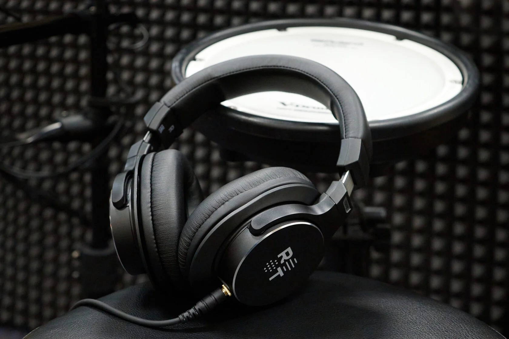 Radiotehnika introduced its first headphones TD01C