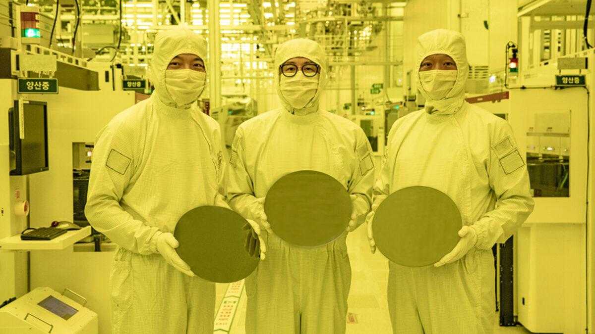 Samsung prepares 2nm mobile chips by 2025 and 1.4nm by 2027 | Image 4 Samsung prepares 2nm mobile chips by 2025 and 1.4nm by 2027 (samsung foundry 3nm semiconductor chip wafer 1200x675 1)
