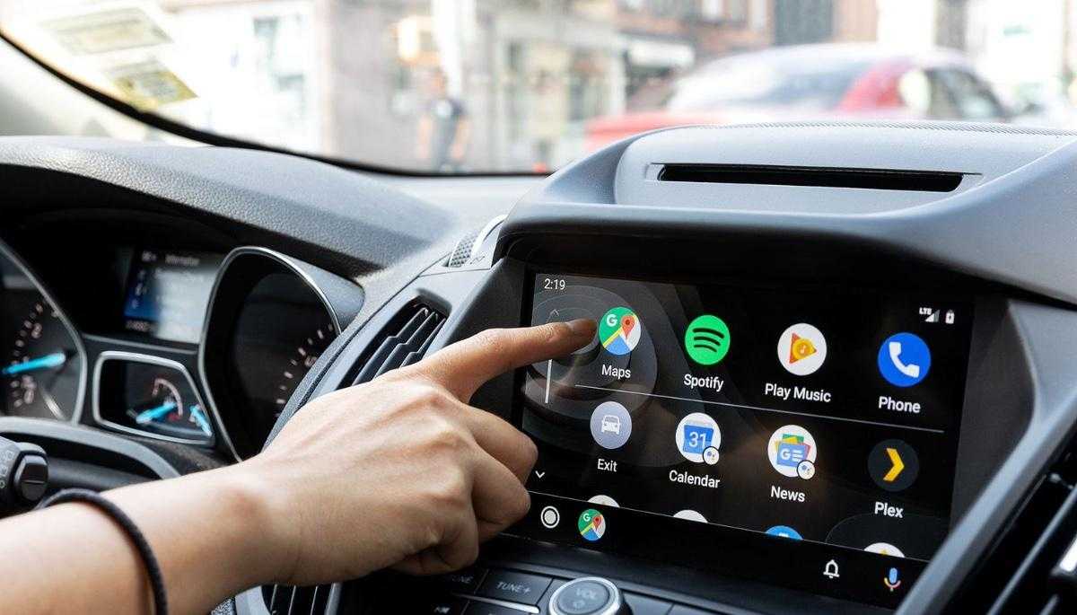 Android Automotive will get an update with support for messengers and VoIP calling