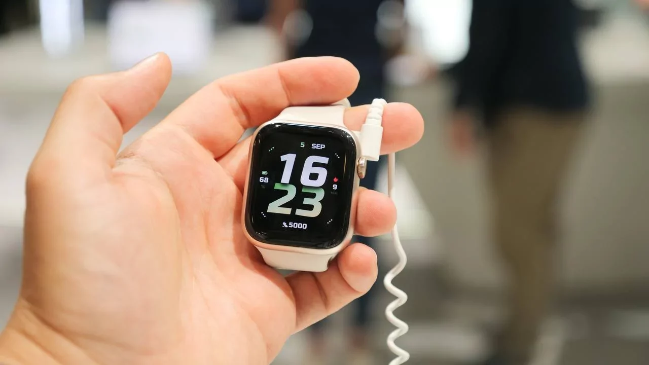 IFA 2024. Honor unveiled the ultra-thin Honor Watch 5 smart watch | Image 2 IFA 2024. Honor unveiled ultra-thin smart watch Honor Watch 5 (pervye smart chasy s kremnij uglerodnoj batareej predstavleny honor watch 5 5.jpg)