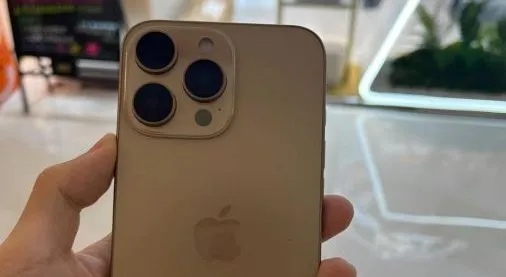 iPhone 16 Pro: first pictures in “golden titanium” color iPhone 16 Pro: first pictures in “golden titanium” color