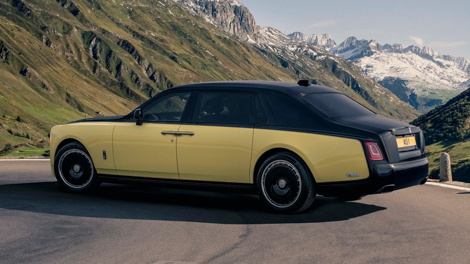 Rolls-Royce Phantom Goldfinger: exclusive limousine to celebrate 60 years of 'Goldfinger' | Image 17 Rolls-Royce Phantom Goldfinger: exclusive limousine to celebrate 60 years of 'Goldfinger' (p90576476 highres rolls royce phantom .jpg)