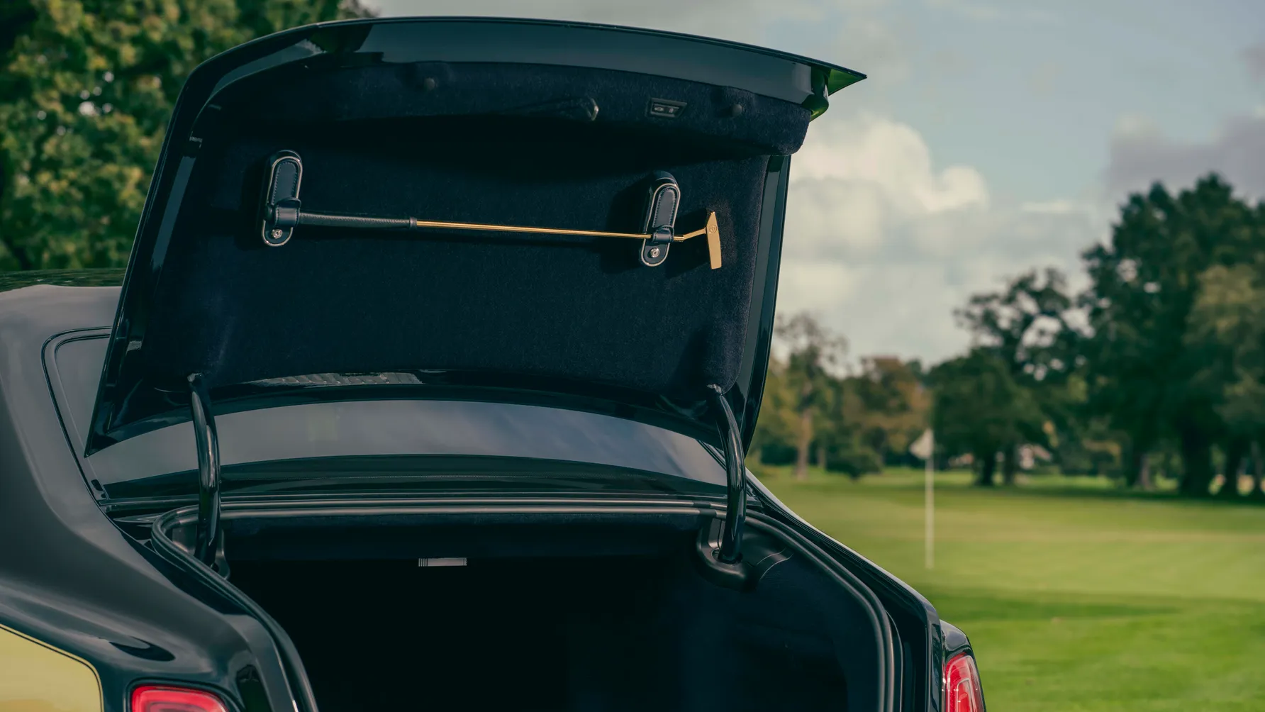 Rolls-Royce Phantom Goldfinger: exclusive limousine to celebrate 60 years of 'Goldfinger' | Image 12 Rolls-Royce Phantom Goldfinger: exclusive limousine to celebrate 60 years of 'Goldfinger' (p90576478 highres rolls royce phantom .jpg)