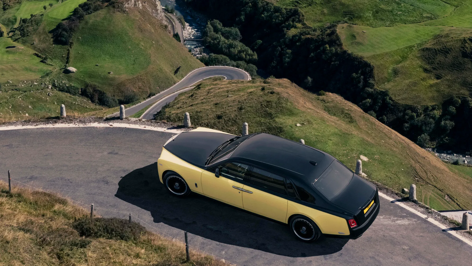 Rolls-Royce Phantom Goldfinger: exclusive limousine to celebrate 60 years of 'Goldfinger' | Image 14 Rolls-Royce Phantom Goldfinger: exclusive limousine to celebrate 60 years of 'Goldfinger' (p90576480 highres rolls royce phantom .jpg)