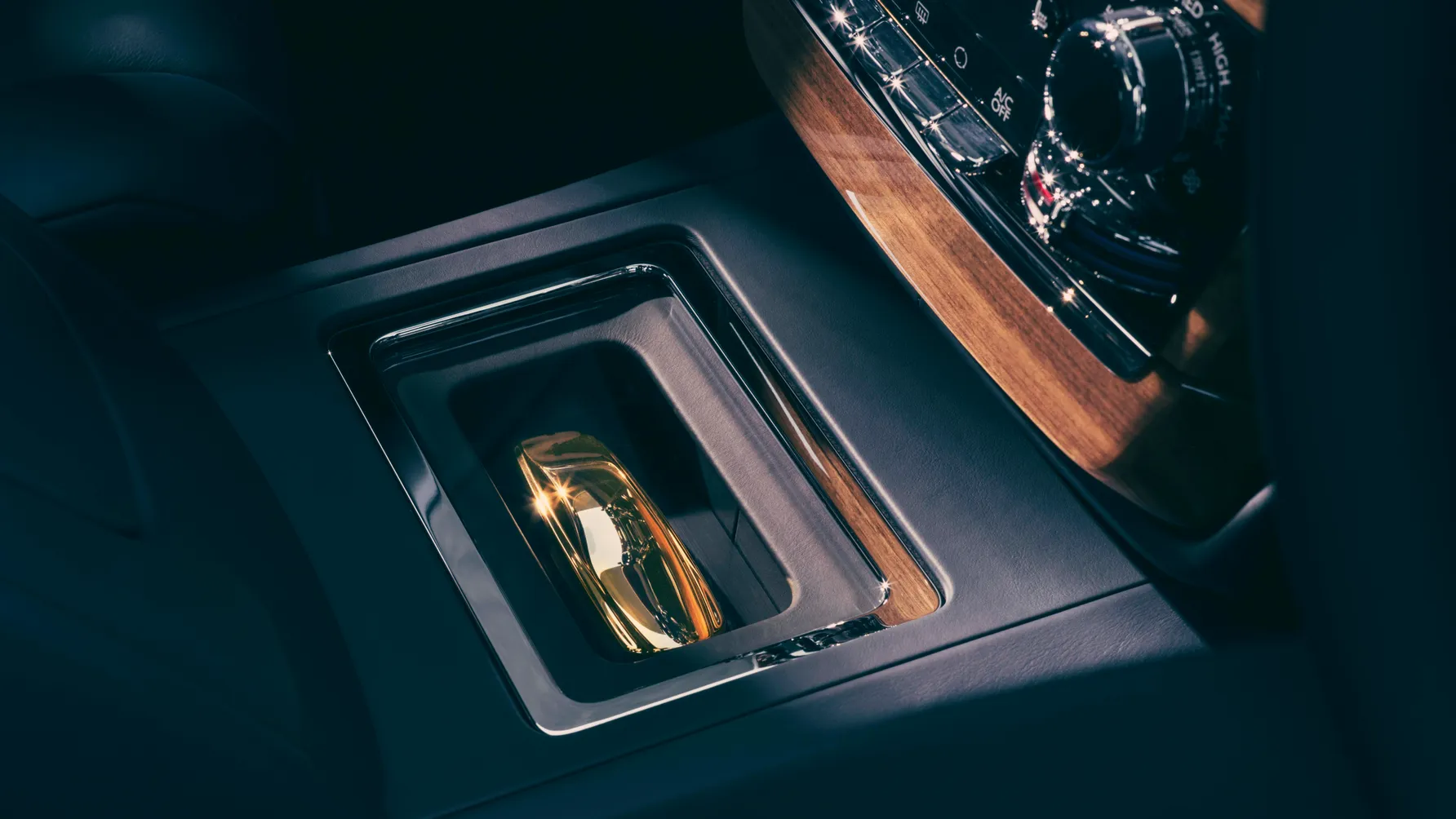 Rolls-Royce Phantom Goldfinger: exclusive limousine to celebrate 60 years of 'Goldfinger' | Image 4 Rolls-Royce Phantom Goldfinger: exclusive limousine to celebrate 60 years of 'Goldfinger' (p90576485 highres rolls royce phantom .jpg)