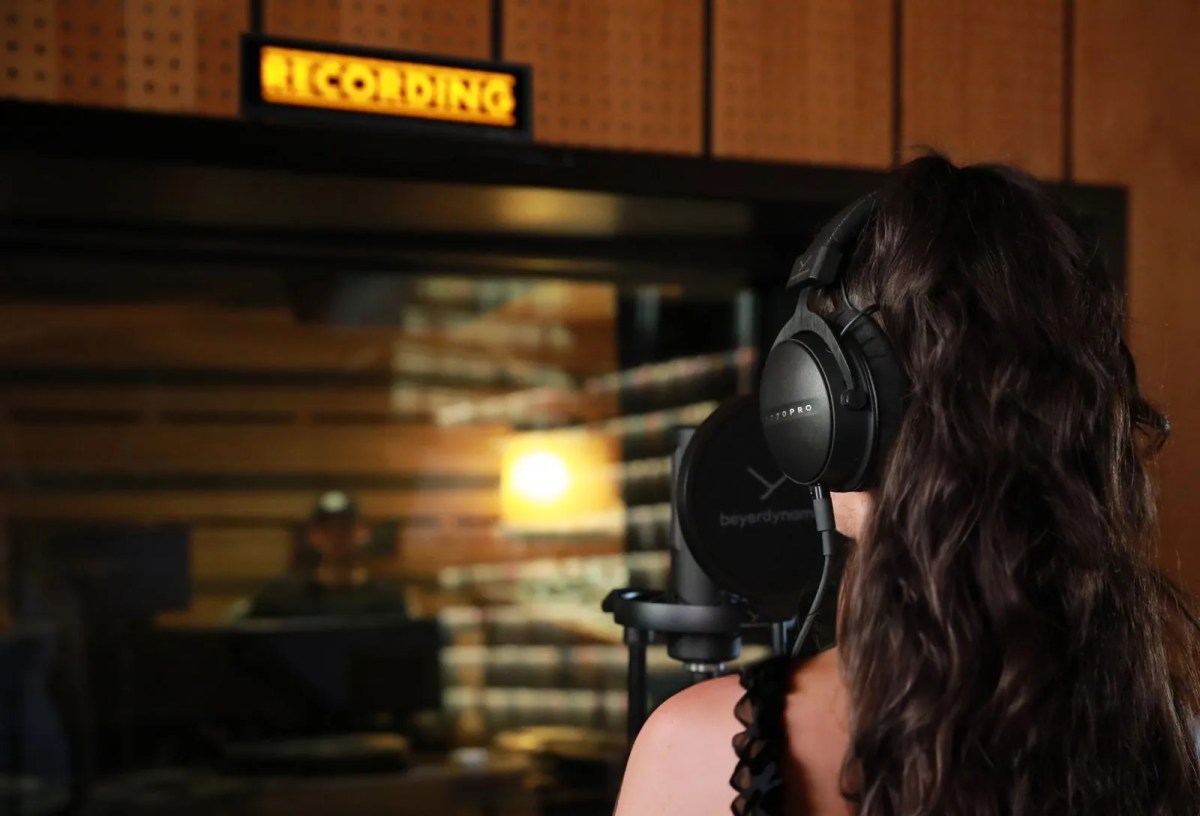 New generation of professional studio headphones beyerdynamic DT 1770 PRO MKII and DT 1990 PRO MKII | Image 5 New generation of professional studio headphones beyerdynamic DT 1770 PRO MKII and DT 1990 PRO MKII (pic dt1770pro mkii 24 09 recording v3)