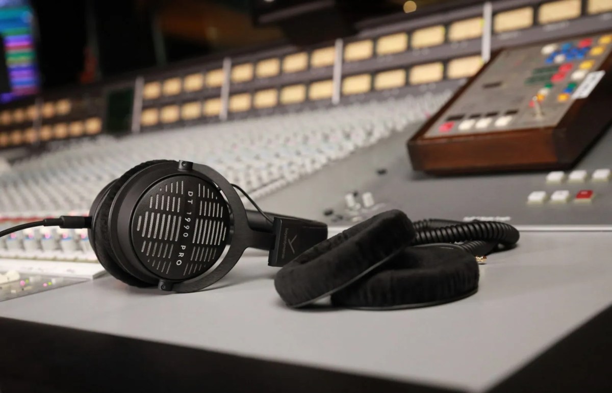 New generation of professional studio headphones beyerdynamic DT 1770 PRO MKII and DT 1990 PRO MKII | Image 1 New generation of professional studio headphones beyerdynamic DT 1770 PRO MKII and DT 1990 PRO MKII (pic dt1990pro mkii 24 09 accessoires v1)