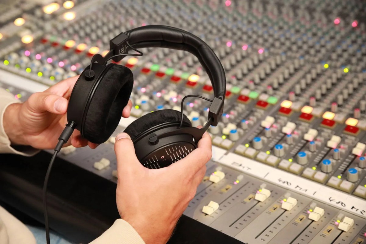 New generation of professional studio headphones beyerdynamic DT 1770 PRO MKII and DT 1990 PRO MKII | Image 3 New generation of professional studio headphones beyerdynamic DT 1770 PRO MKII and DT 1990 PRO MKII (pic dt1990pro mkii 24)