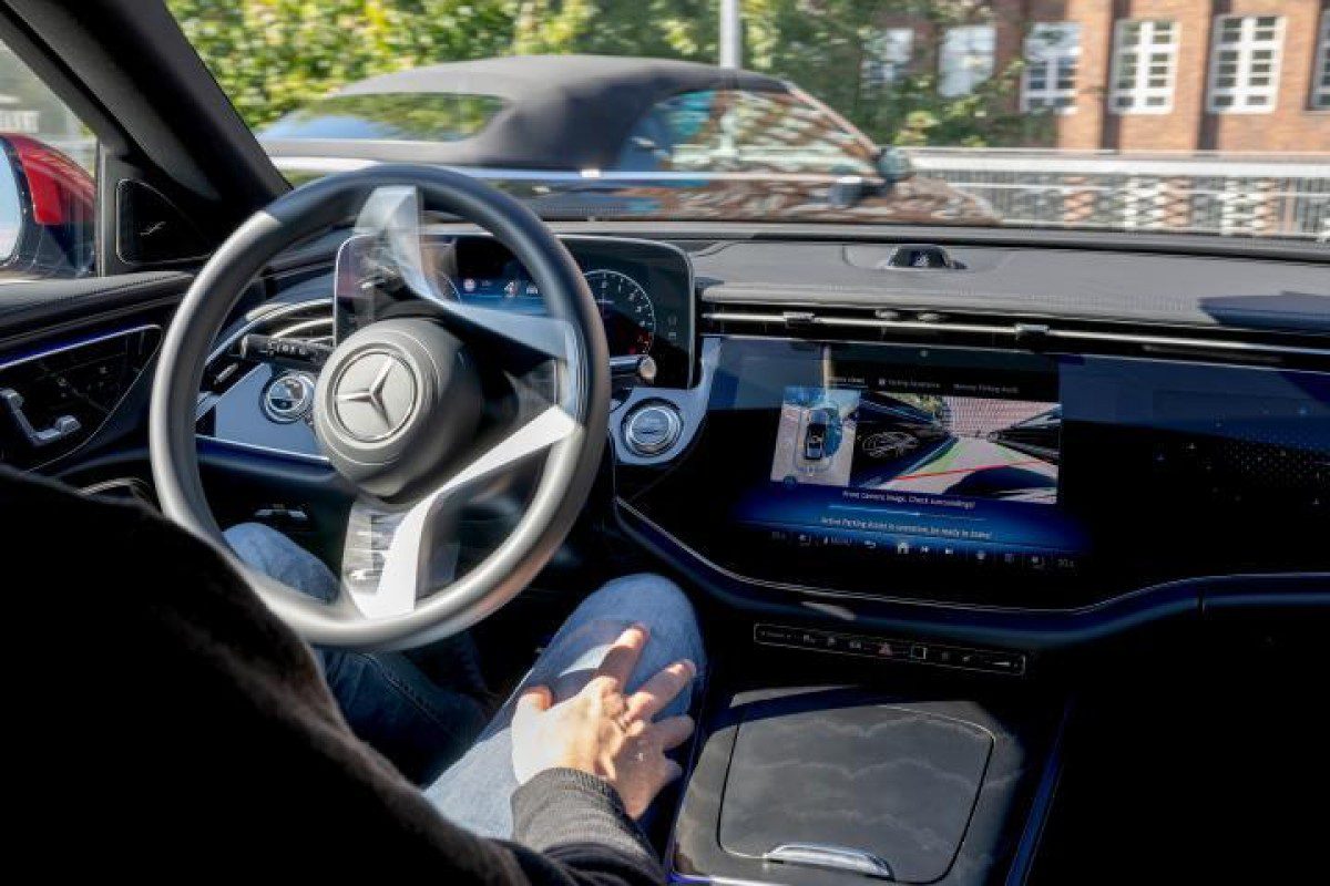 Mercedes-Benz unveils updated Active Parking Assist | Image 1 Mercedes-Benz