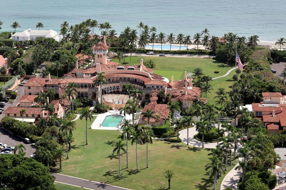 Donald Trump meets with Mark Zuckerberg at Mar-a-Lago