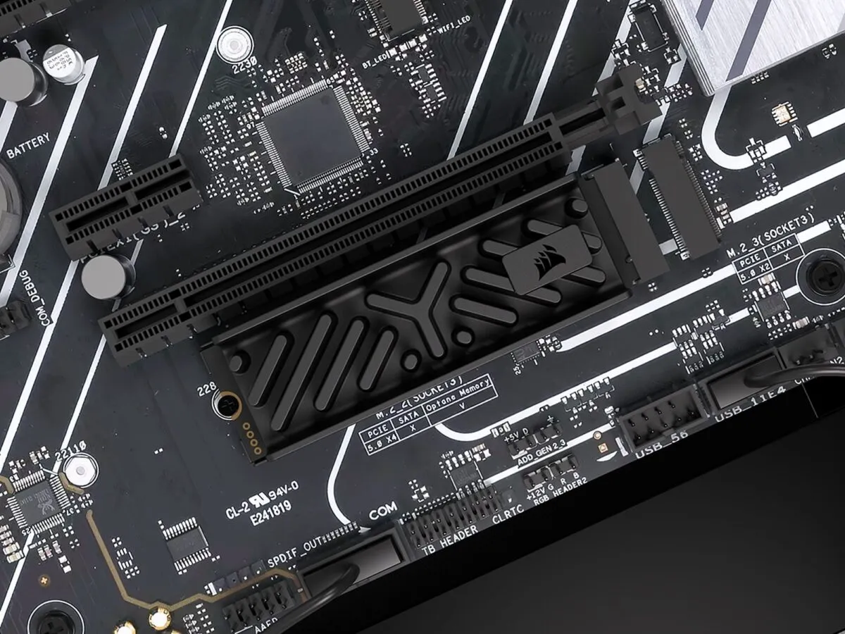 CORSAIR releases high-speed MP700 ELITE SSDs with PCIe 5.0 support | Image 2 CORSAIR releases high-speed MP700 ELITE SSDs with PCIe 5.0 (mp700 elite with heatsink render 07@0.5x vcz 1200x900 1)