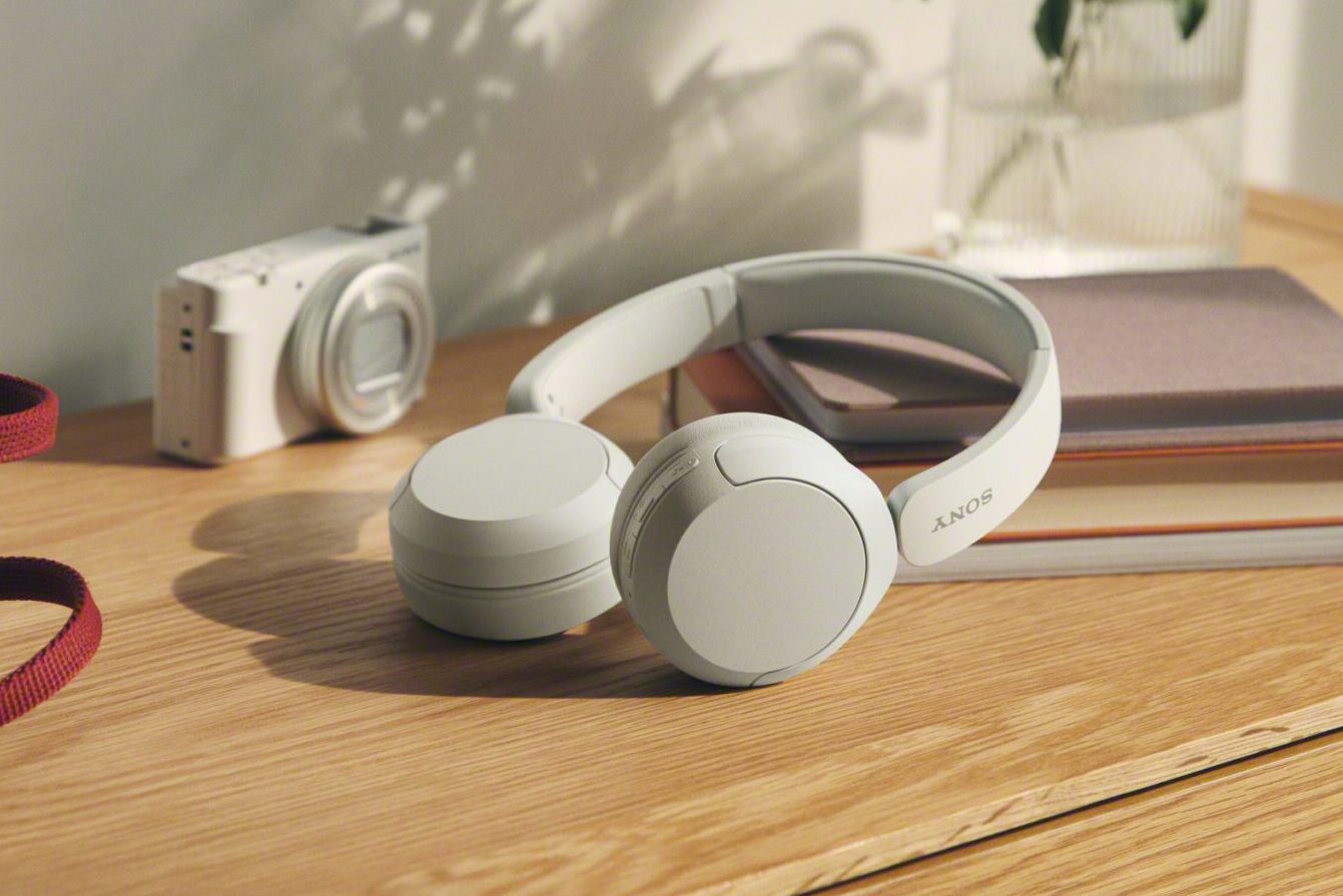 Top 5 Best Budget Wireless Overhead Headphones for 2024 | Image 4 headphone