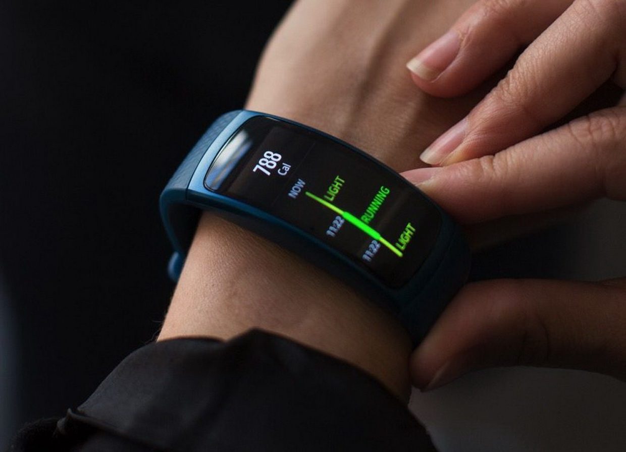 Top 7 inexpensive gadgets to gift for New Year | Image 4 Top 7 inexpensive gadgets to gift for New Year (fitnes tracker vs heat 07)