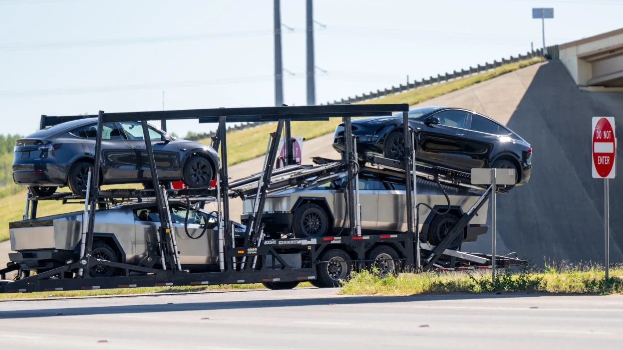 Tesla suspends Cybertruck production