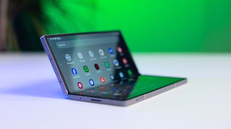 Samsung prepares redesign of foldable smartphones amid trade tensions with China