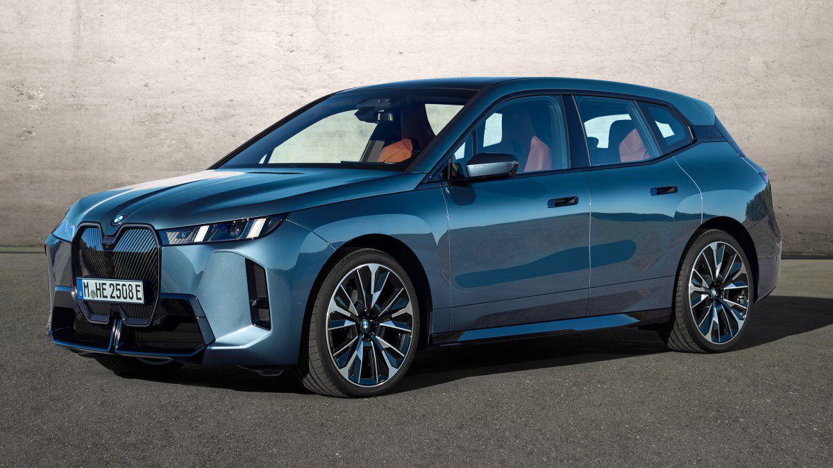BMW unveils updated iX electric SUV | Image 1 BMW has unveiled the updated iX electric SUV (arenaev 002 8)