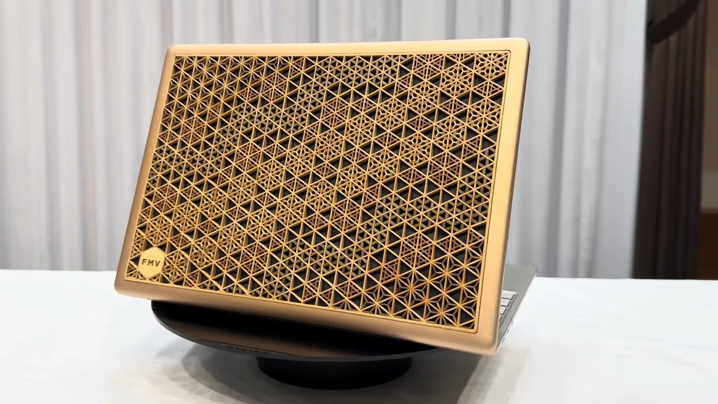 Shimane Fujitsu unveiled a commemorative notebook with a unique kumiko design in honor of the 50 millionth edition