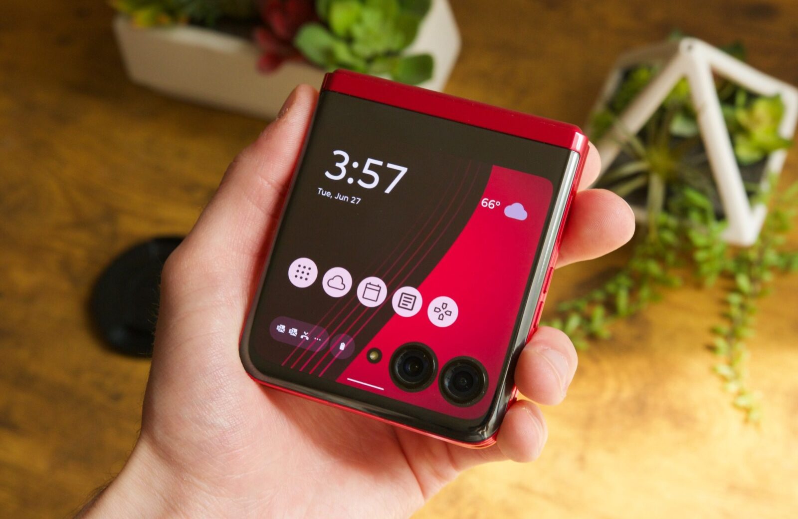 The Motorola Razr+ and Edge 50 Ultra have become digital dongles for BMW The Motorola Razr+ and Edge 50 Ultra have become digital dongles for BMW