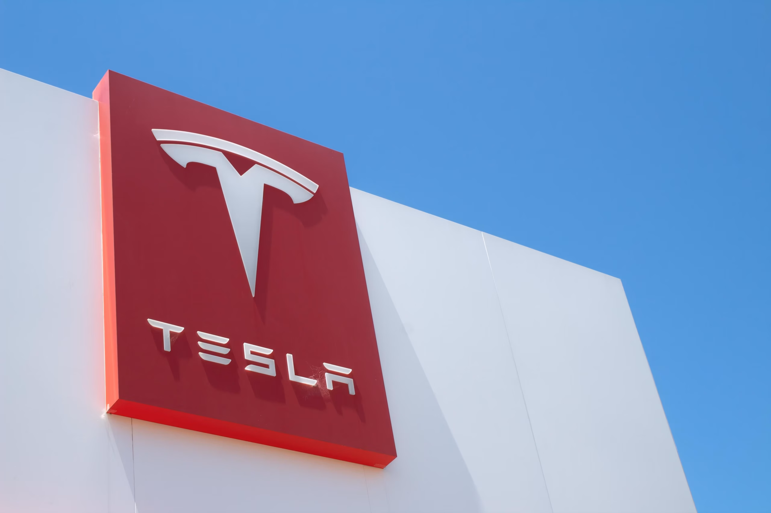 Tesla loses ground: electric car sales collapse worldwide