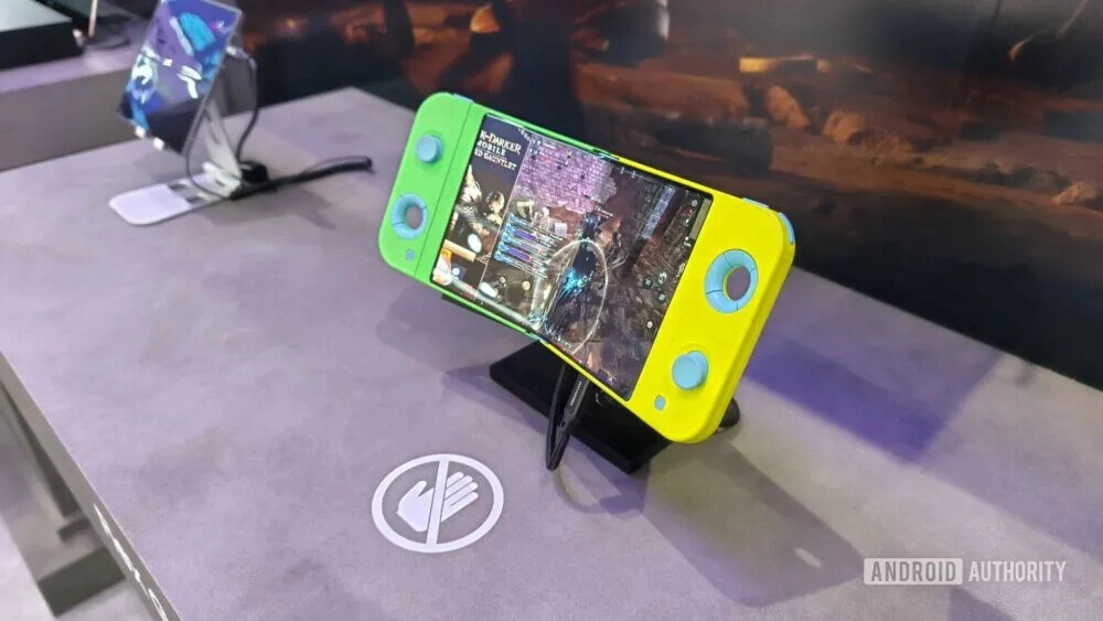 MWC 2025: Samsung showcases foldable handheld gaming consoles
