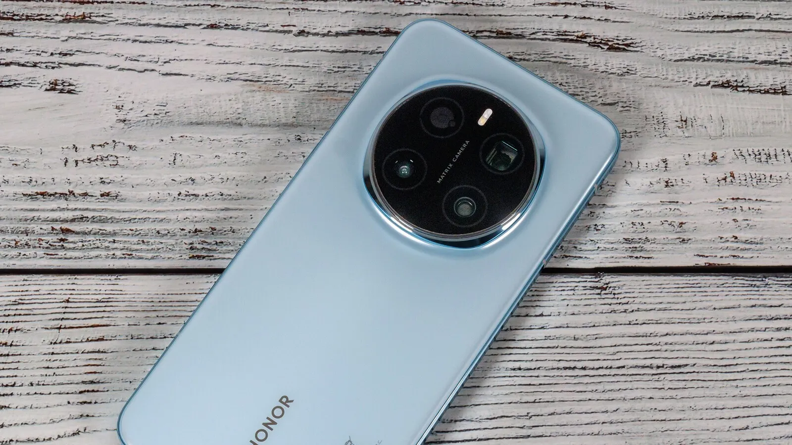 Honor is preparing a compact flagship smartphone