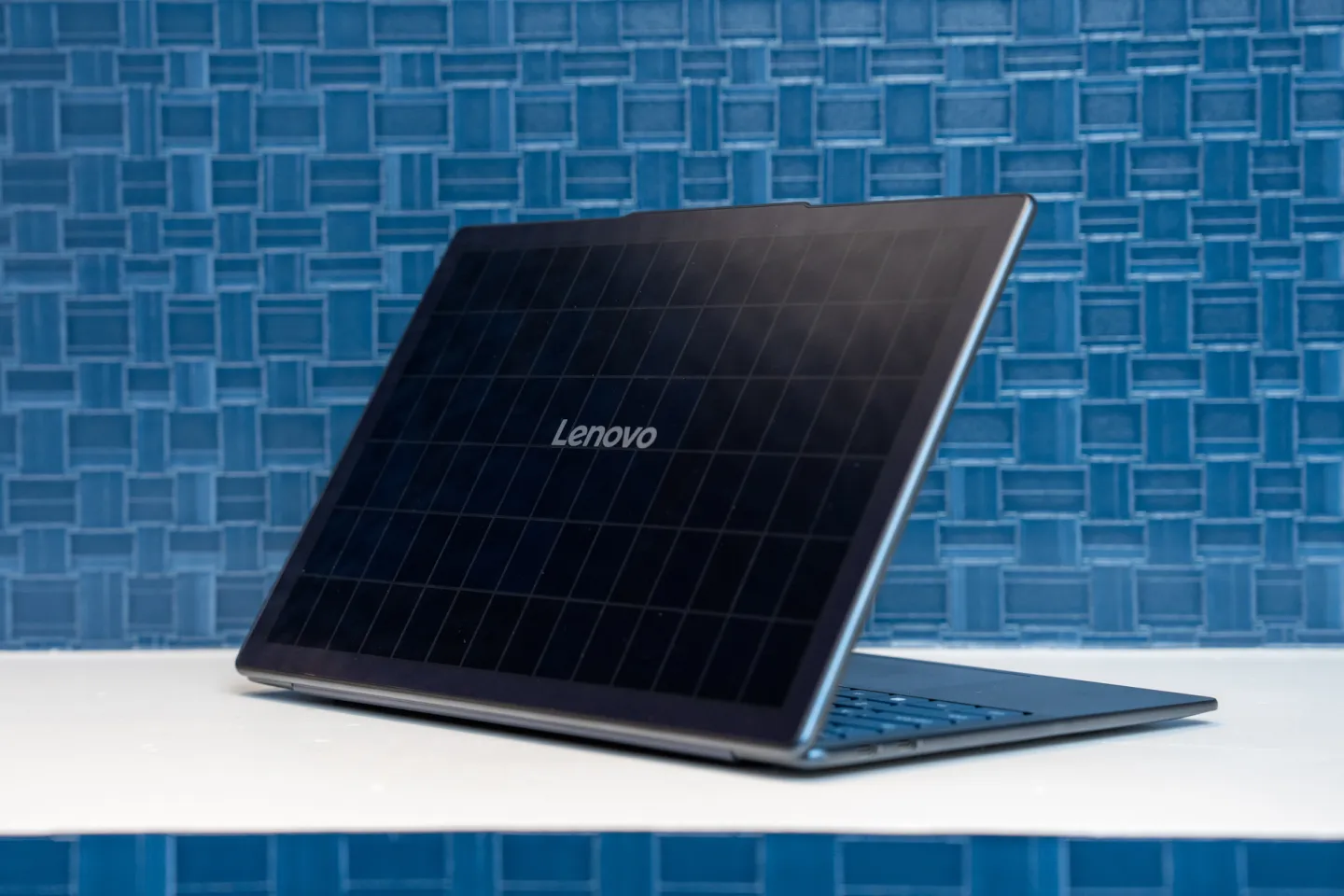 MWC 2025: Lenovo unveiled the Yoga Solar PC laptop concept with solar charging