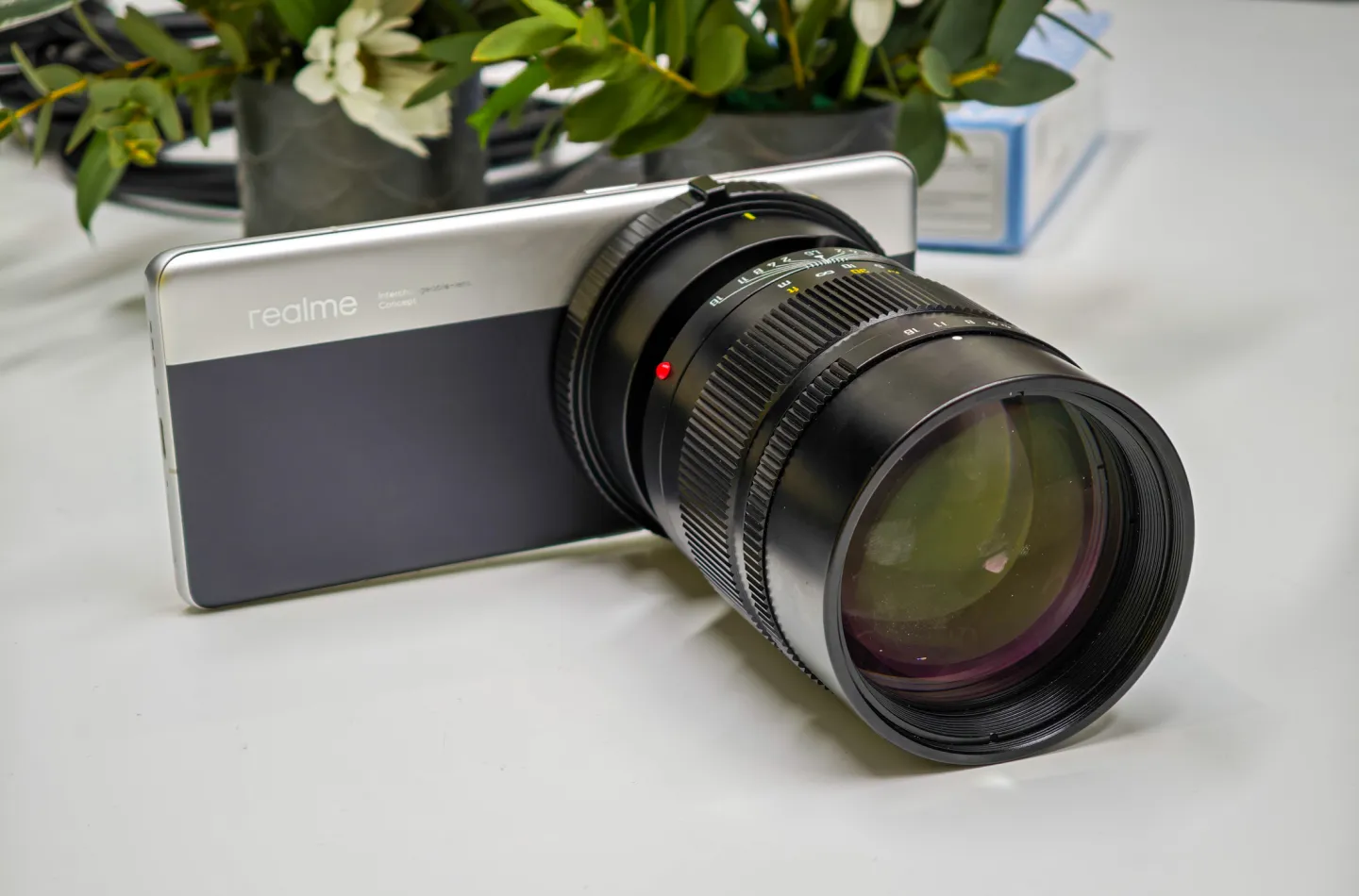 MWC 2025: Smartphones with lenses. Xiaomi and Realme showed concepts with big cameras