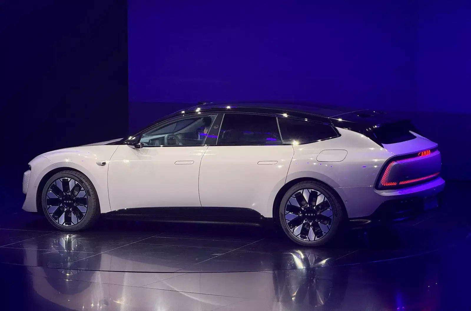 Audi has launched an electric car without a classic logo - this is the E5 Sportback in China | Image 3 Audi has launched an electric car without a classic logo - this is the E5 Sportback in China (9c39ef8007188e9d5112b60df9e3452dc689cbd1.jpg)