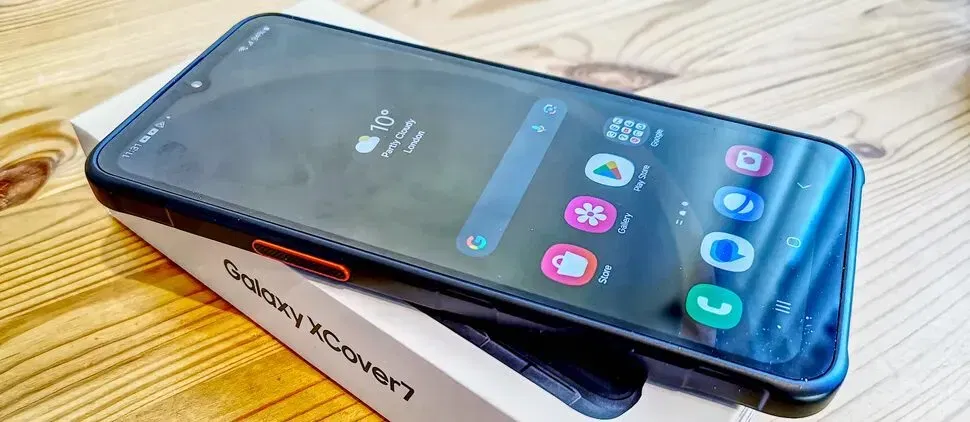 Samsung's new smartphone offers a unique feature not found on the company's other models. | Image 3 Samsung's new smartphone offers a unique feature not found on the company's other models. (Image 22)