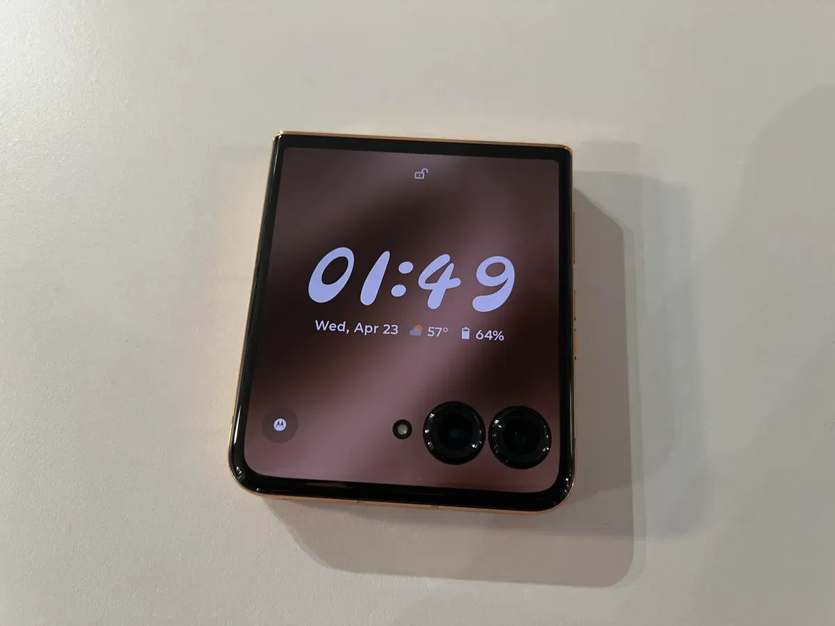 Three new Razr: Motorola updated foldable smartphones 2025 | Image 5 Three new Razr: Motorola updated foldable smartphones 2025 (motorola razr plus cover screen 2025.jpg)