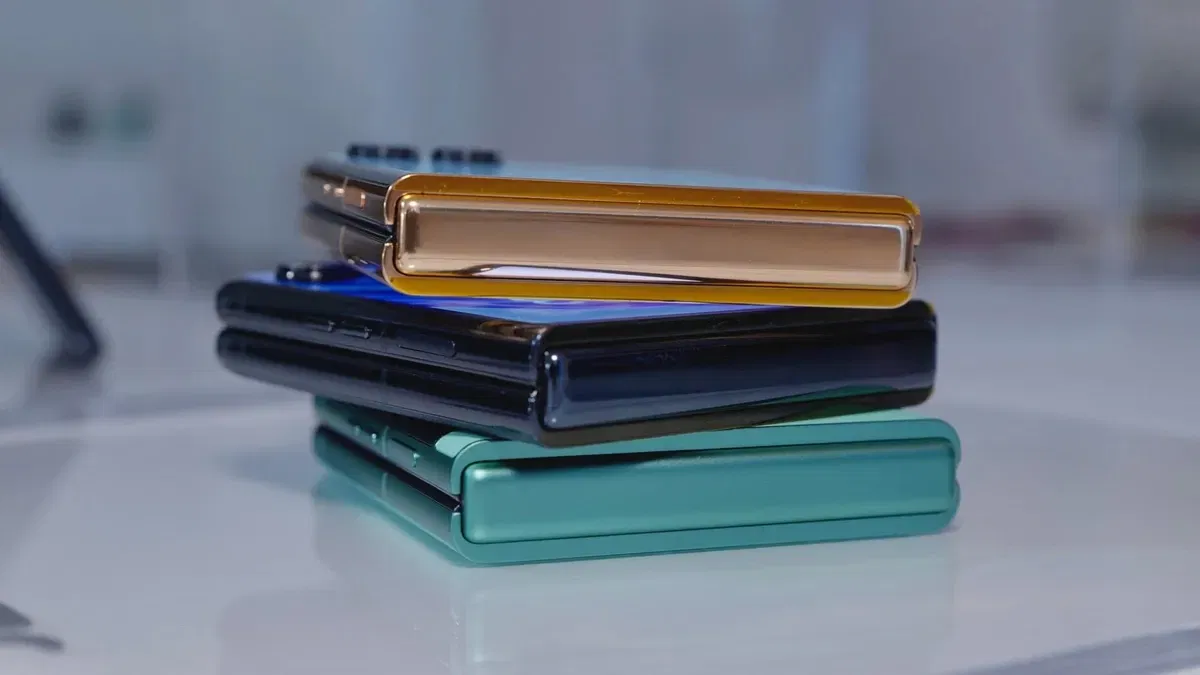 Three new Razr: Motorola updated foldable smartphones for 2025 | Image 4 Three new Razr: Motorola updated foldable smartphones for 2025 (razr sb v2 00 00 21 17 still002.jpg)