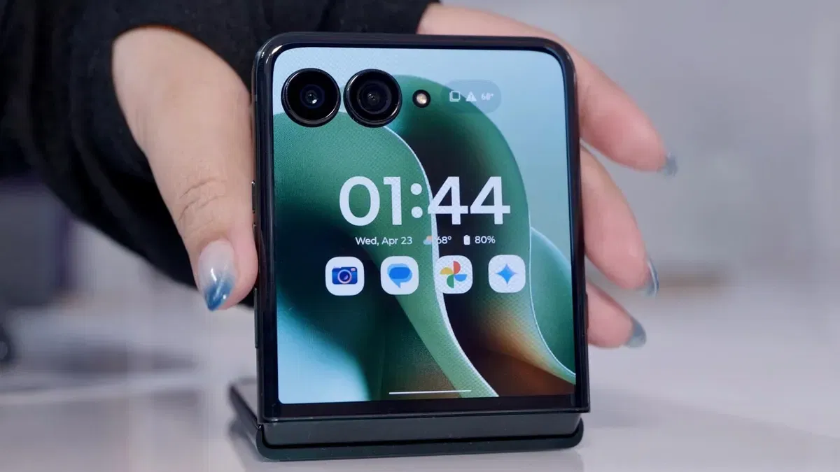Three new Razr: Motorola updated foldable smartphones for 2025 | Image 7 Three new Razr: Motorola updated foldable smartphones for 2025 (razr sb v2 00 03 59 17 still006.jpg)