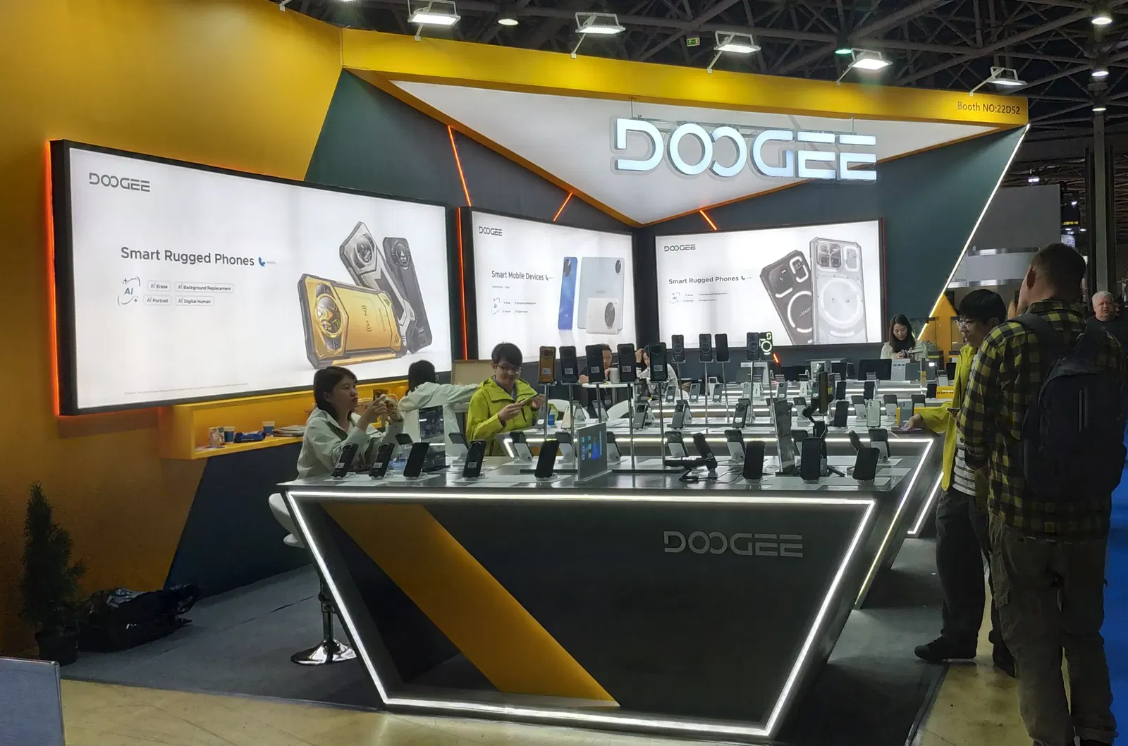 DOOGEE with AI slogan at the Communications 2025 exhibition