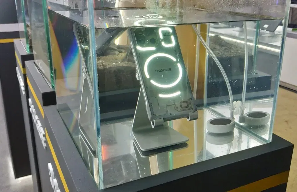 To clearly demonstrate its capabilities, the Blade GT Ultra worked at the DOOGEE booth in a tank of water