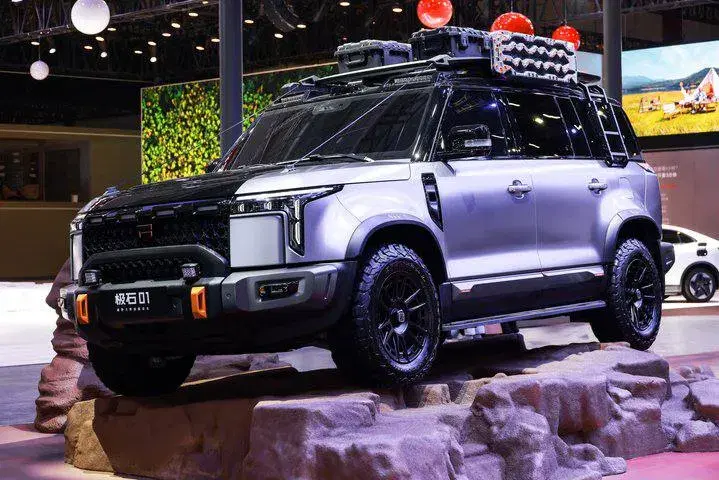 ROX and Weiqiao set up a lab to create new SUVs ROX and Weiqiao set up a lab to create new SUVs