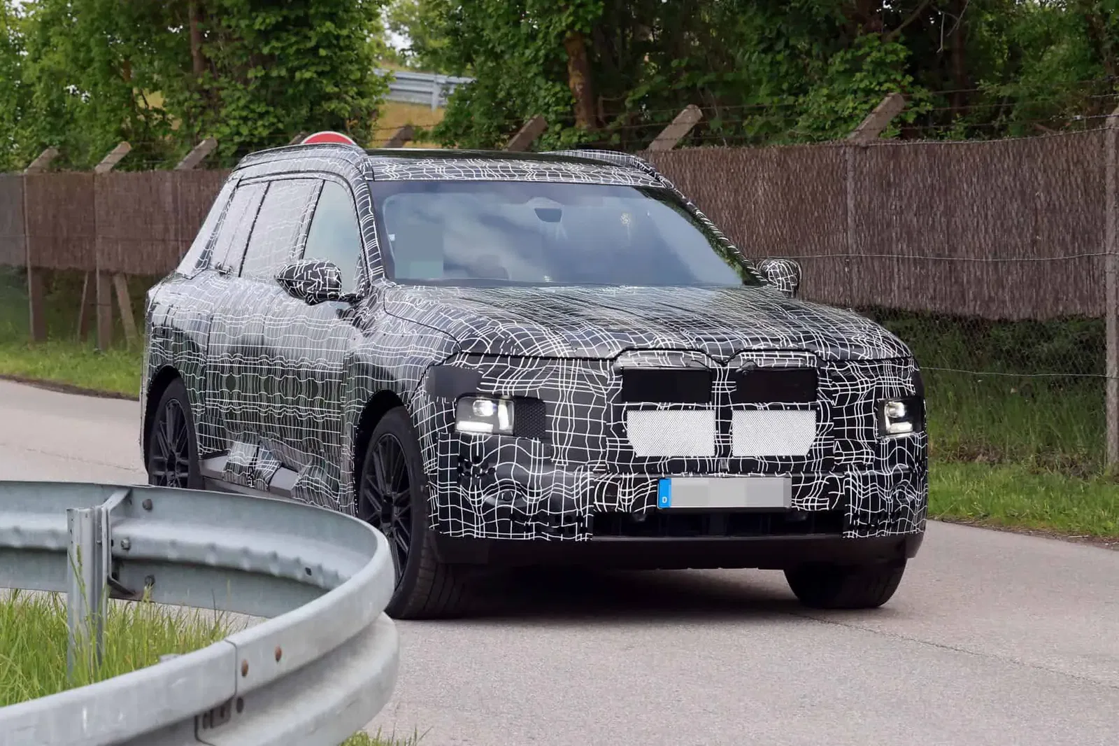 The new BMW iX7 M70: over 800 hp and fast charging
