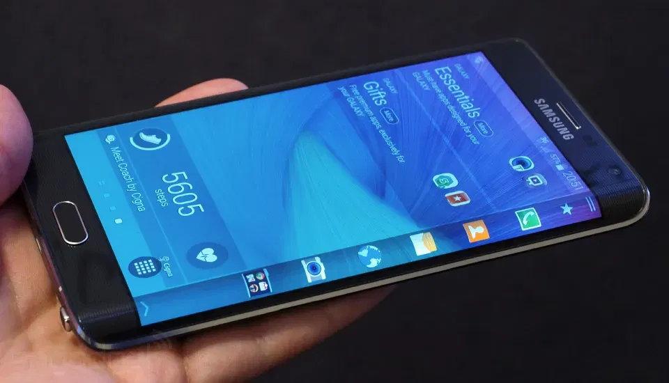 Galaxy S25 Edge became the thinnest smartphone of the series, but lost its curved screen