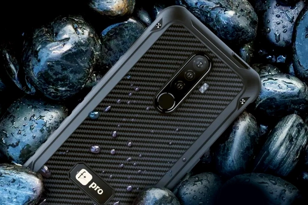 Fplus R570E Aurora OS smartphone from RuStore is available at retail now